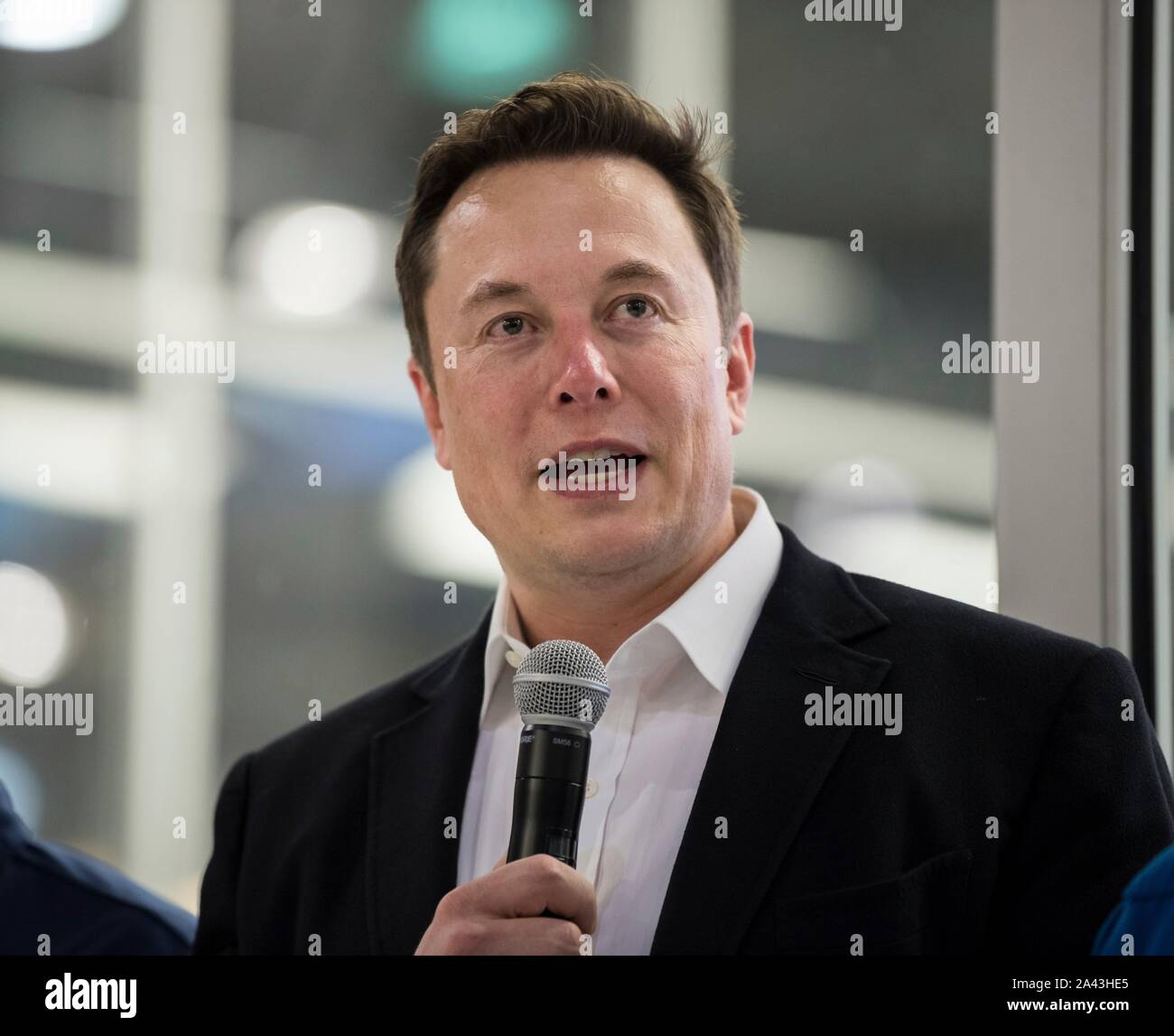 Hawthorne, Vereinigten Staaten von Amerika. 10. Oktober, 2019. SpaceX Gründer und CEO Elon Musk spricht vor der Besatzung Dragon Kapsel, die für die Demo-2 Mission bei SpaceX Hauptsitz Oktober 10, 2019 in Hawthorne, Kalifornien vorbereitet wird, zu drücken. Credit: Aubrey Gemignani/NASA/Alamy leben Nachrichten Stockfoto