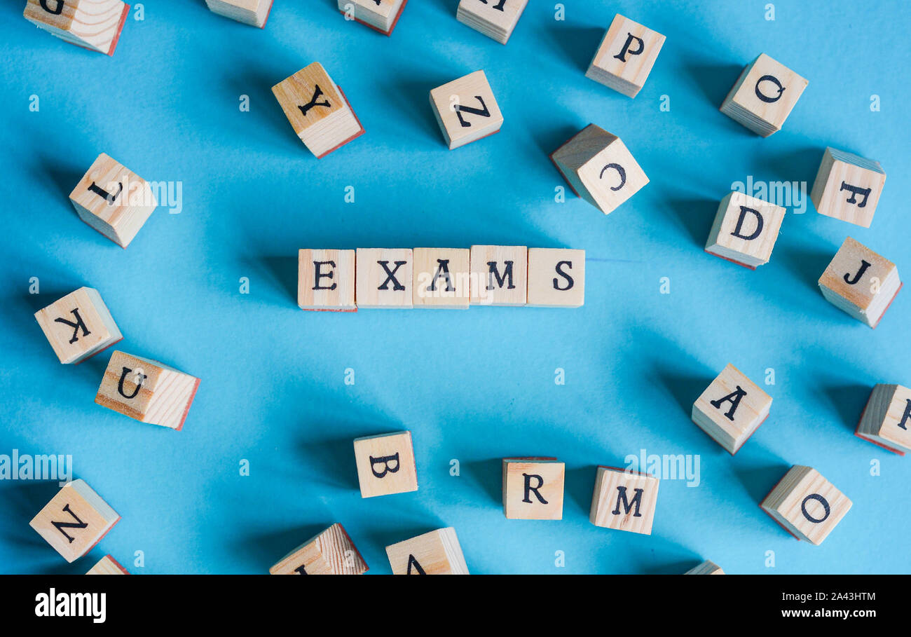 Holz- Buchstaben auf blauem Hintergrund, Konzept von Bildung Stockfoto