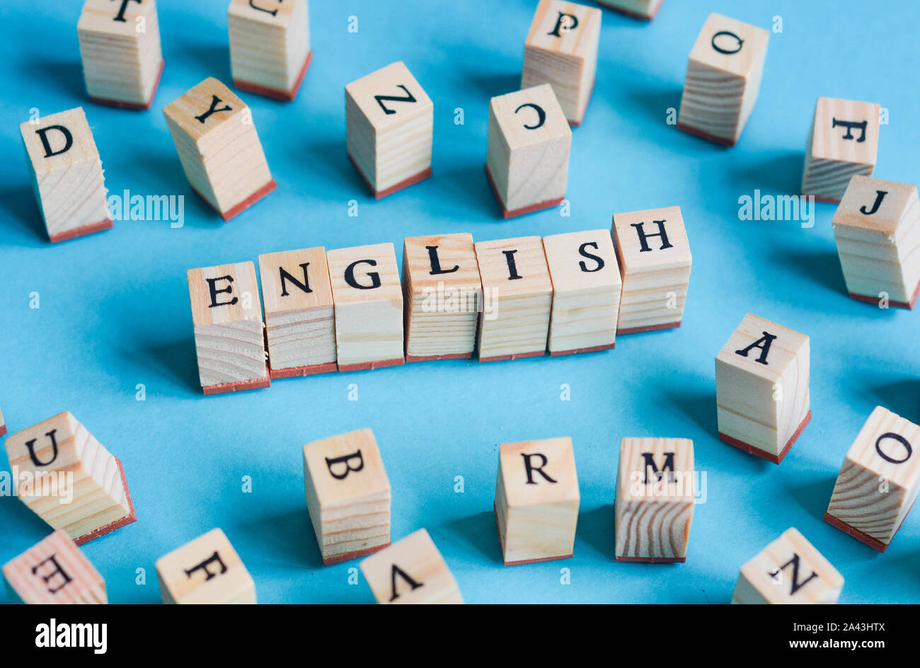 Holz- Buchstaben auf blauem Hintergrund, Konzept von Bildung Stockfoto