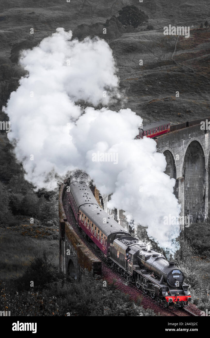 Der Hogwarts Express oder die Jacobite Steam Train das glenfinnan Viadukt überqueren Stockfoto