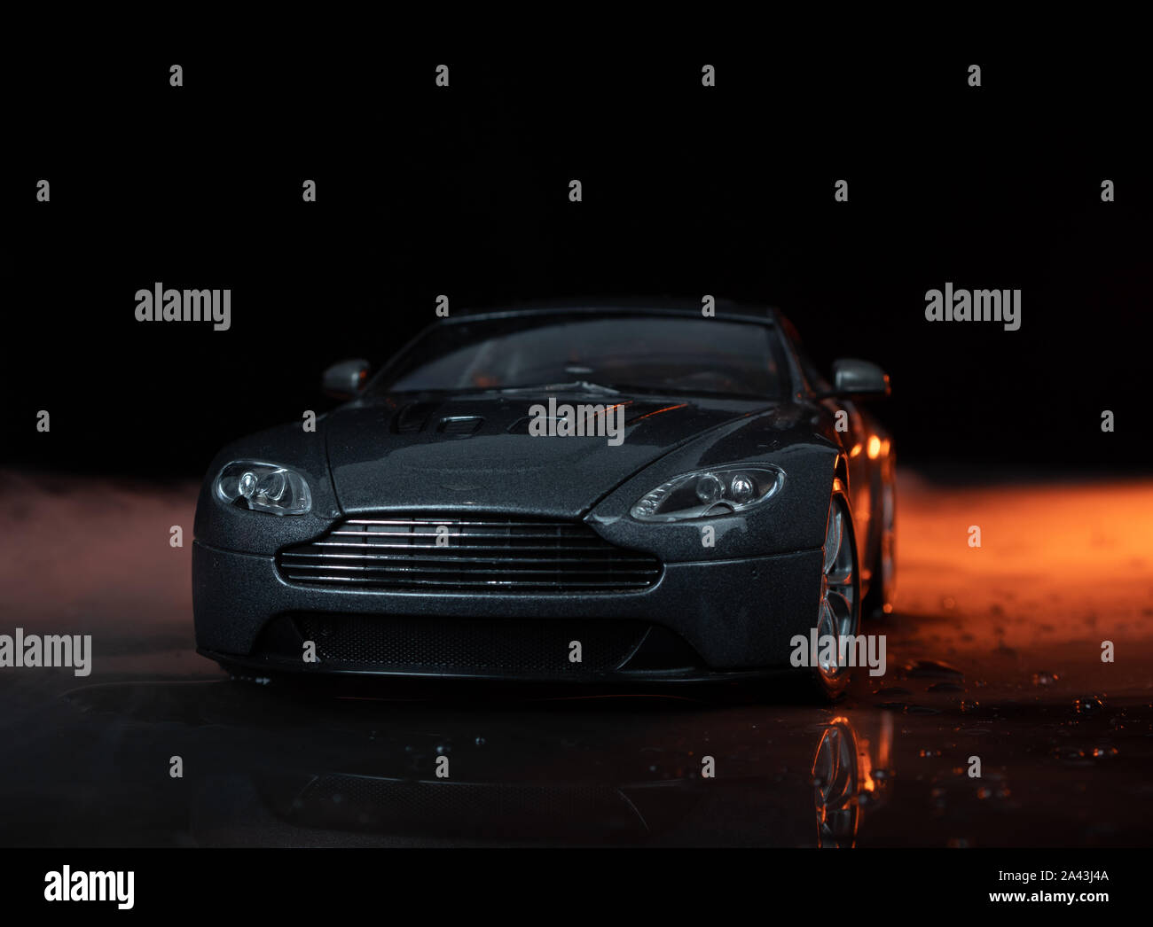 Grau Aston Martin isolierte schwarze Hintergrund Stockfoto