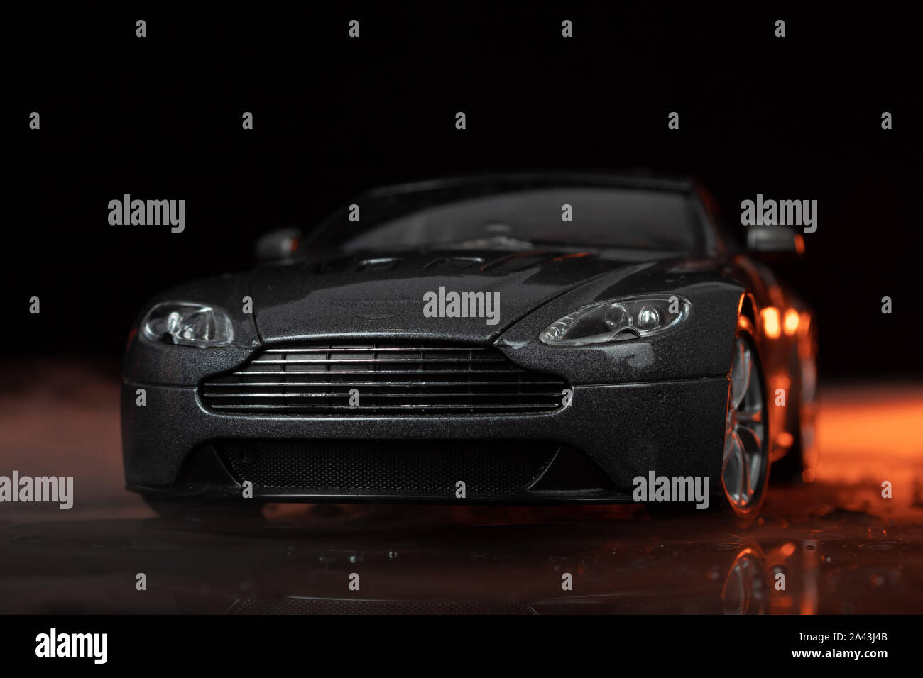 Grau Aston Martin isolierte schwarze Hintergrund Stockfoto