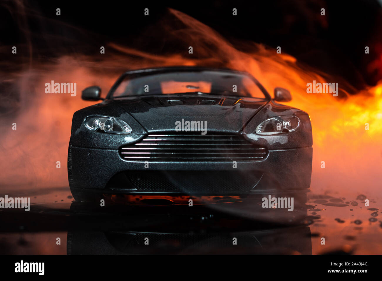 Grau Aston Martin isolierte schwarze Hintergrund Stockfoto