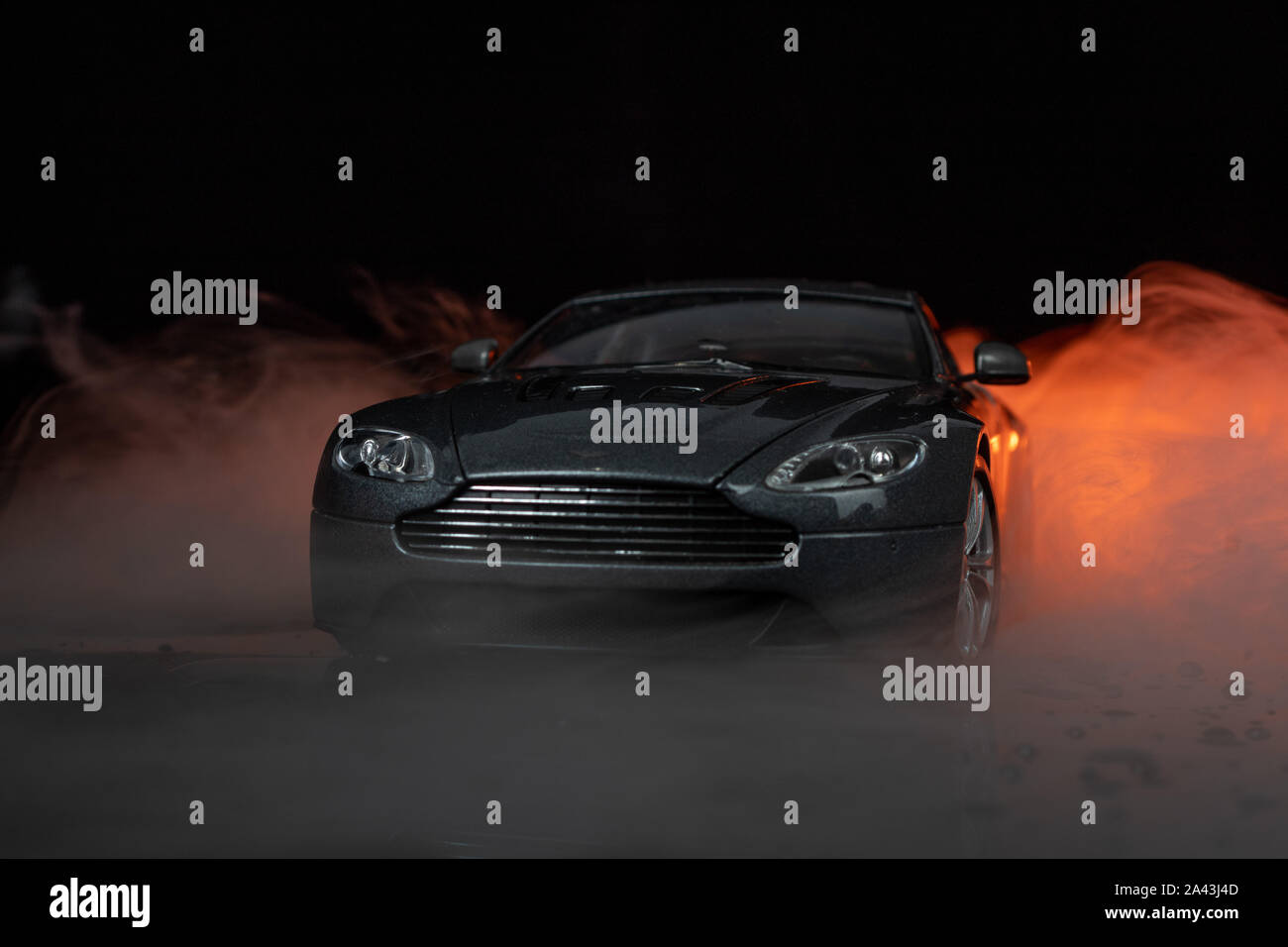 Grau Aston Martin isolierte schwarze Hintergrund Stockfoto
