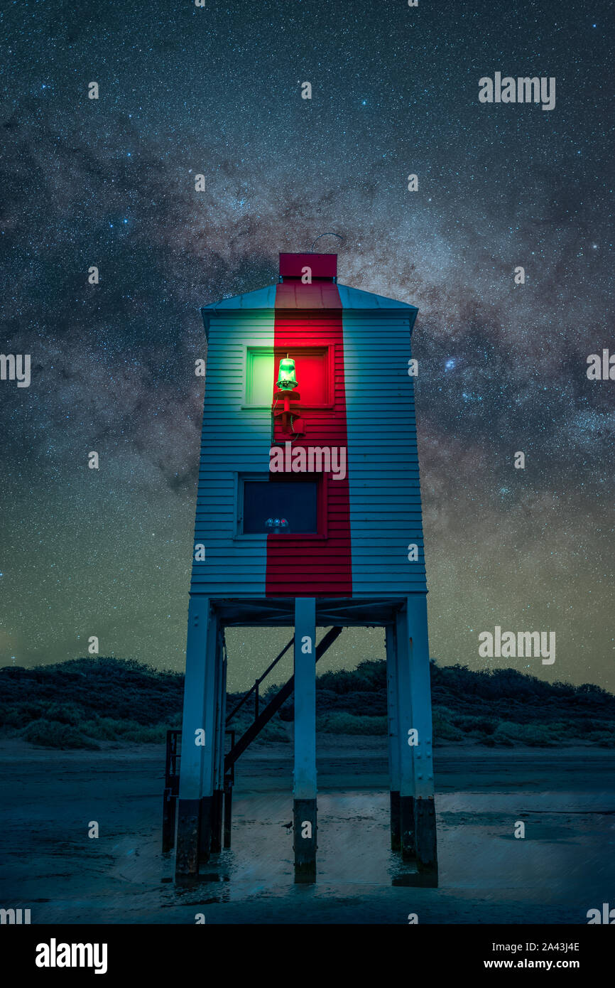 Niedrige Leuchtturm, der Leuchtturm auf Beinen, Burnham-on-Sea unter der Milchstraße Stockfoto