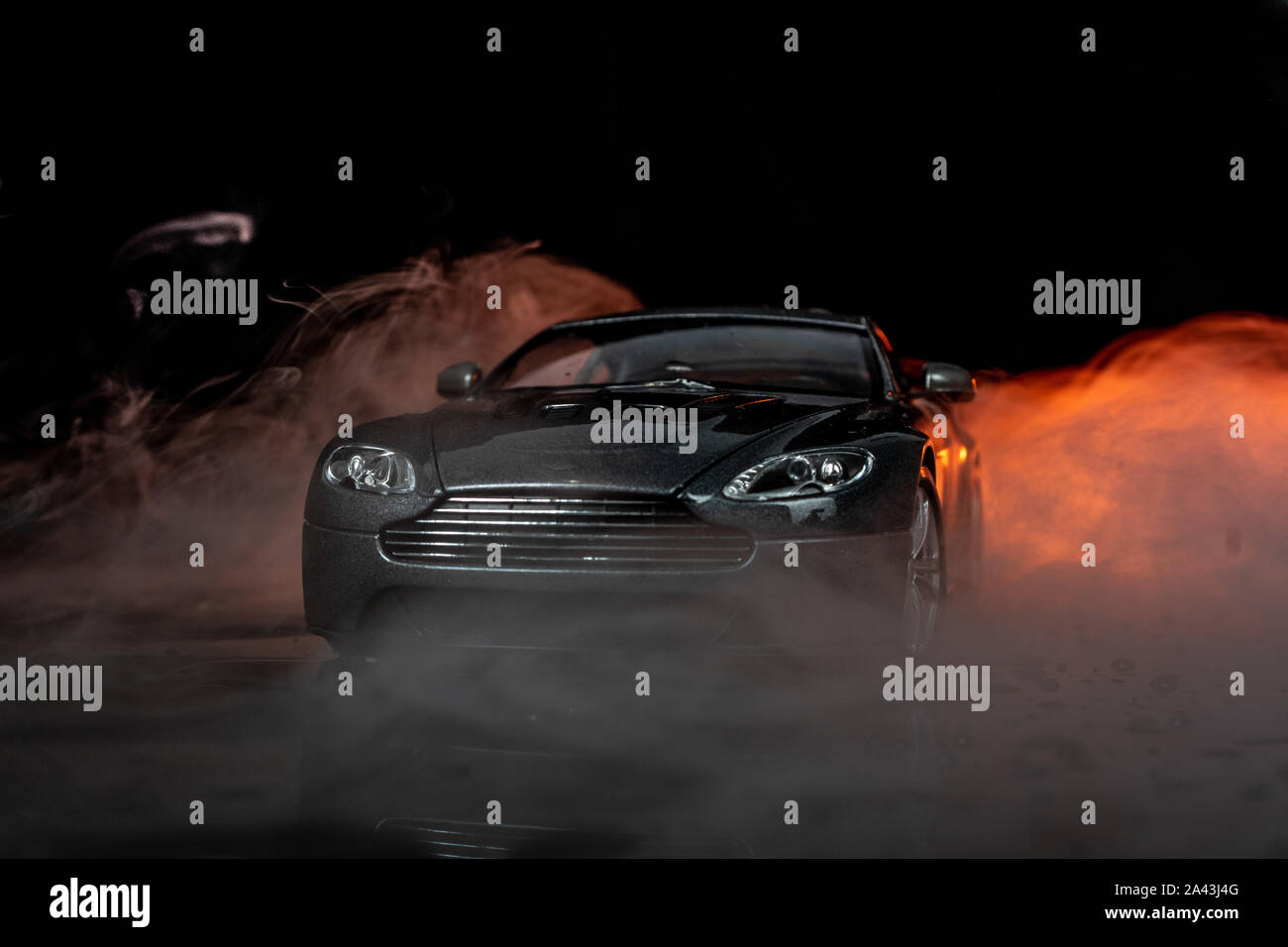 Grau Aston Martin isolierte schwarze Hintergrund Stockfoto
