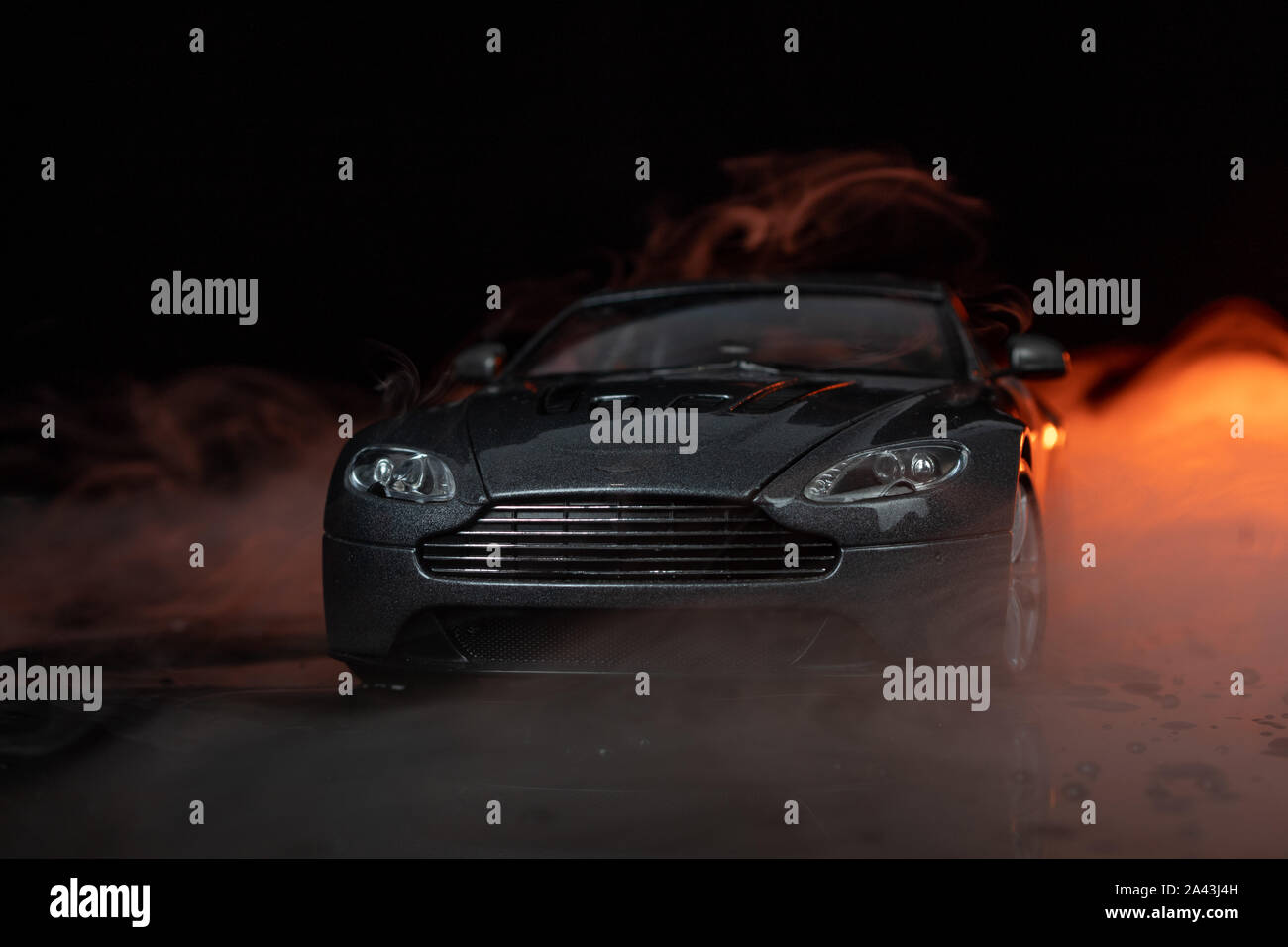 Grau Aston Martin isolierte schwarze Hintergrund Stockfoto