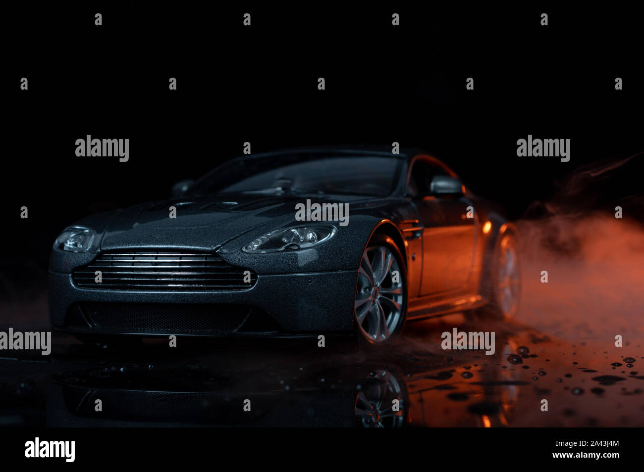 Grau Aston Martin isolierte schwarze Hintergrund Stockfoto