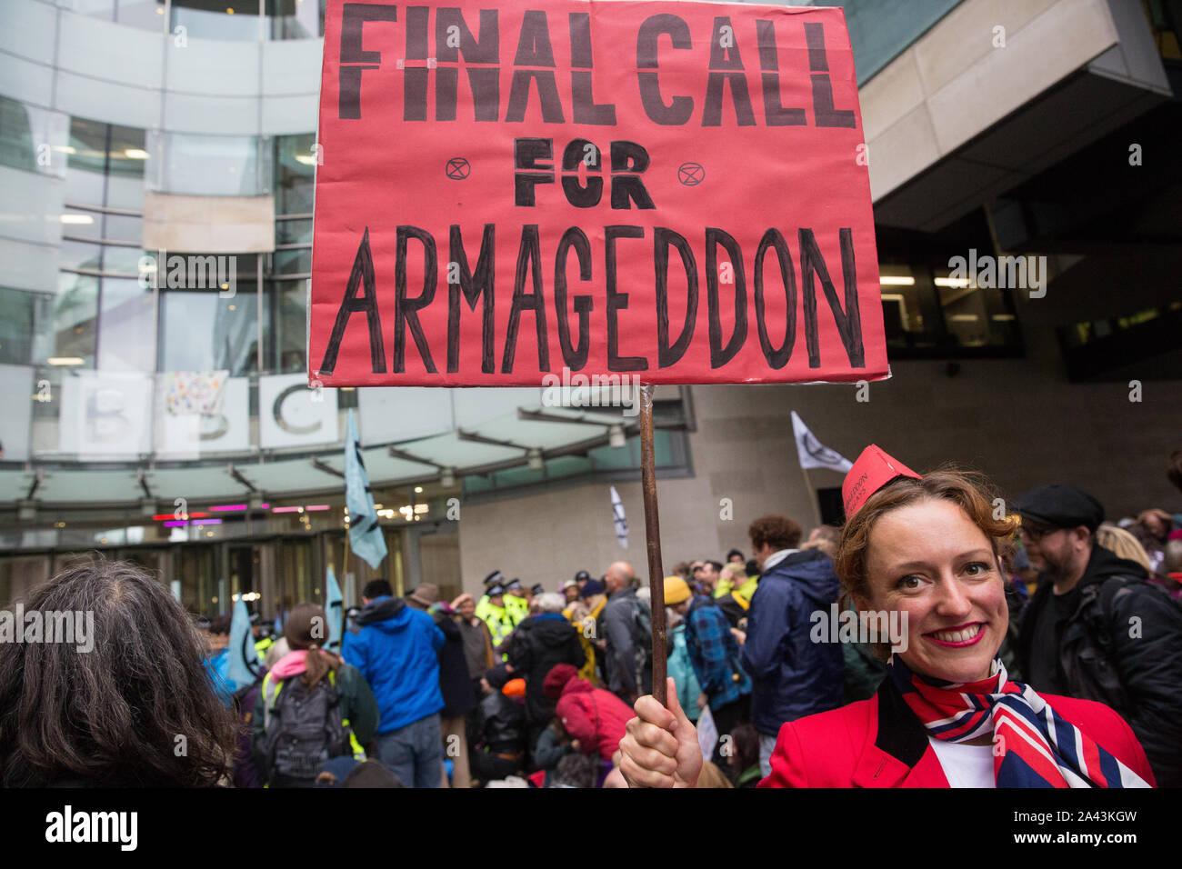 London, Großbritannien. 11. Oktober, 2019. Klima Aktivisten vor dem Aussterben Rebellion Block der Haupteingang des neuen BBC Broadcasting House am fünften Tag der Internationalen Rebellion Proteste. Sie forderten, dass der Fernsehveranstalter "Sag die Wahrheit" in Bezug auf die Klima Notfall. Credit: Mark Kerrison/Alamy leben Nachrichten Stockfoto