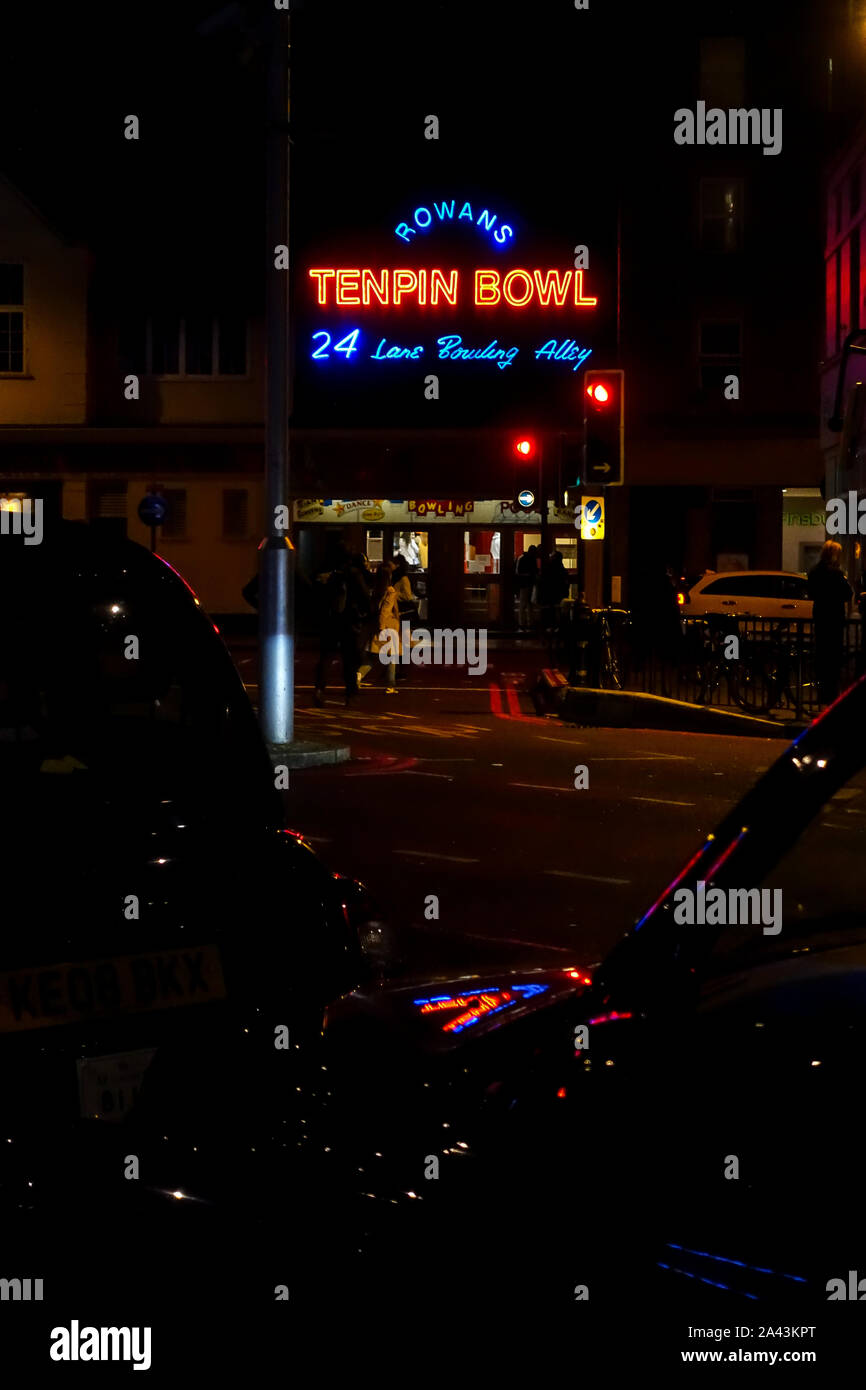 Ten Pin Bowling Alley Leuchtreklame in Finsbury Park, London, England. Stockfoto