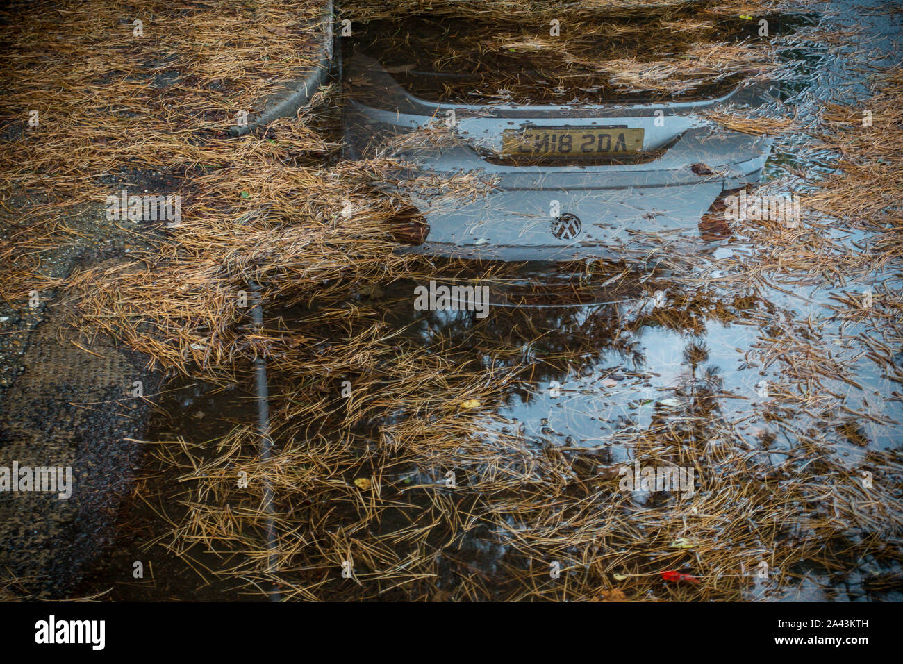 Auto Reflexion in der Pfütze nach starken Regenfällen. Stockfoto