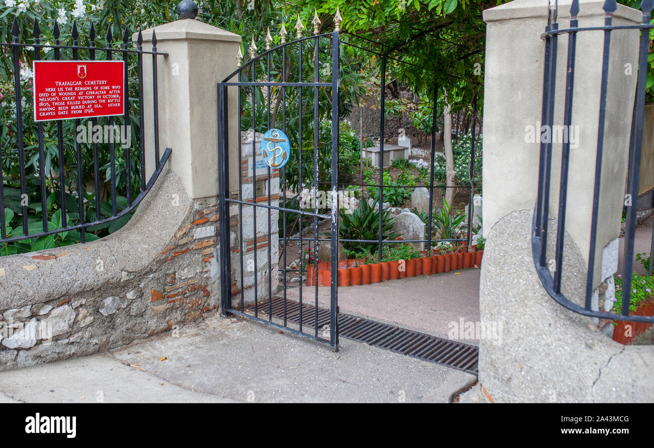 Gibraltar, Großbritannien - 27.Juli 2019: Trafalgar Friedhof. Ein Friedhof in der Britischen Überseegebiet Gibraltar. Pergola Eintrag Stockfoto