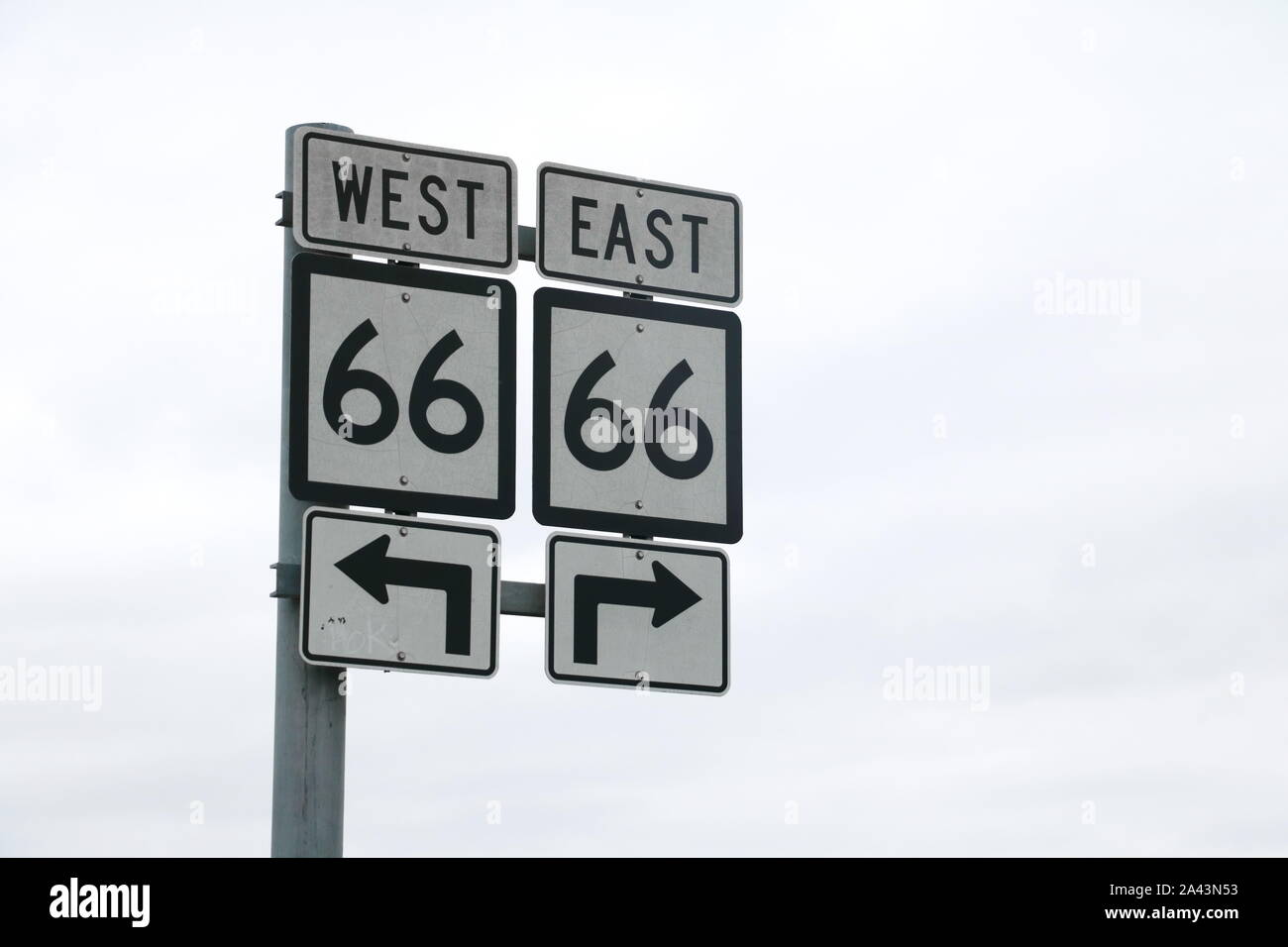 Cromwell, CT/USA - Mai 4, 2019: Connecticut Provincial Highway Schild 66 Ost und West Stockfoto