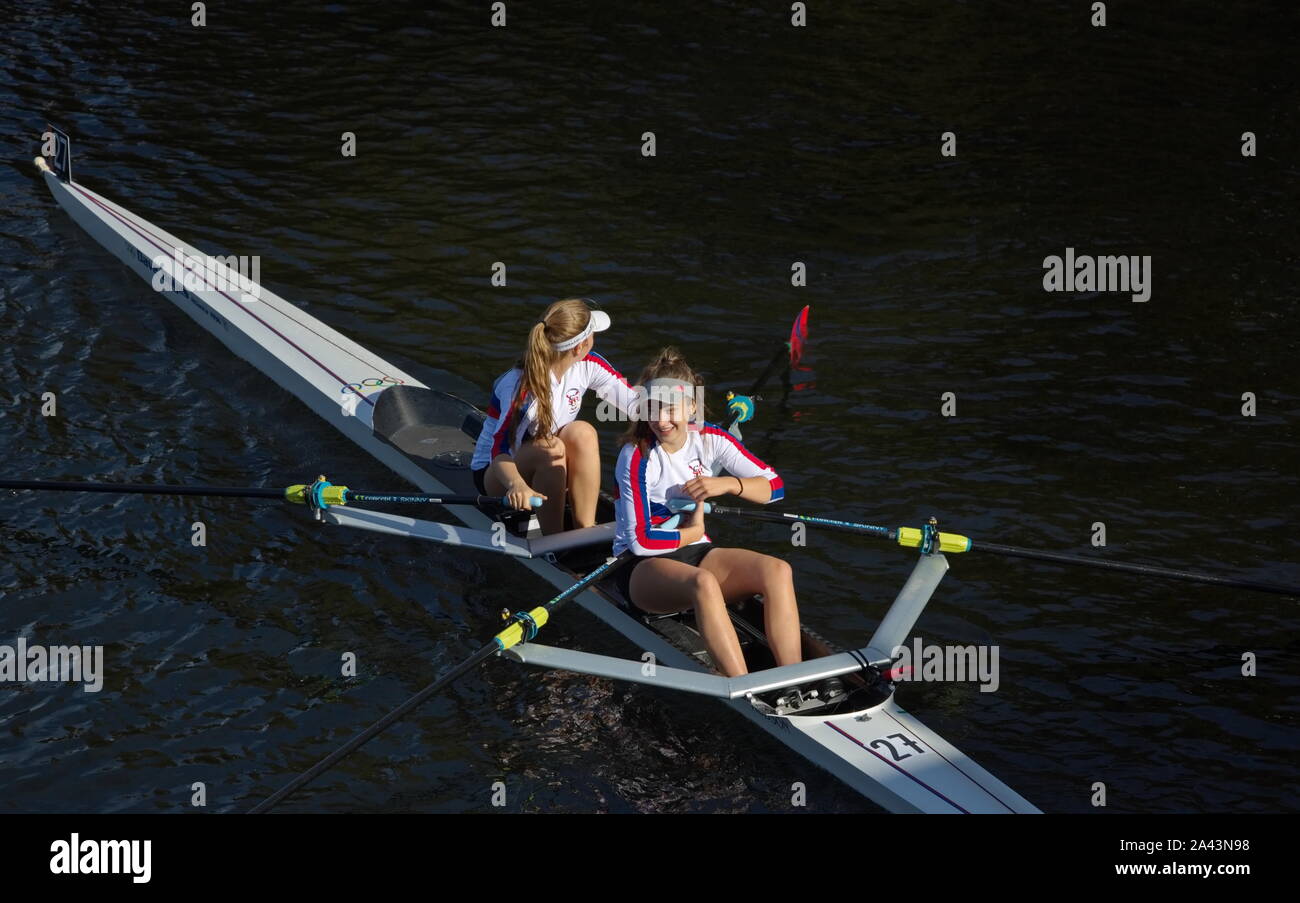 Boston, MA/USA - Oktober 22, 2017: Frau sculling Doppel Paar ihren Weg bis an die Startlinie des Kopfes der Charles Race Course (Wom Stockfoto