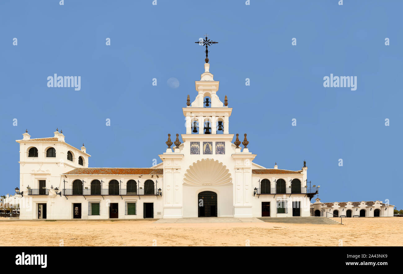El Rocio Hermitage in einem bewölkten Tag im kleinen Dorf mit dem gleichen Namen in Almonte, Huelva, Andalusien, Spanien Stockfoto