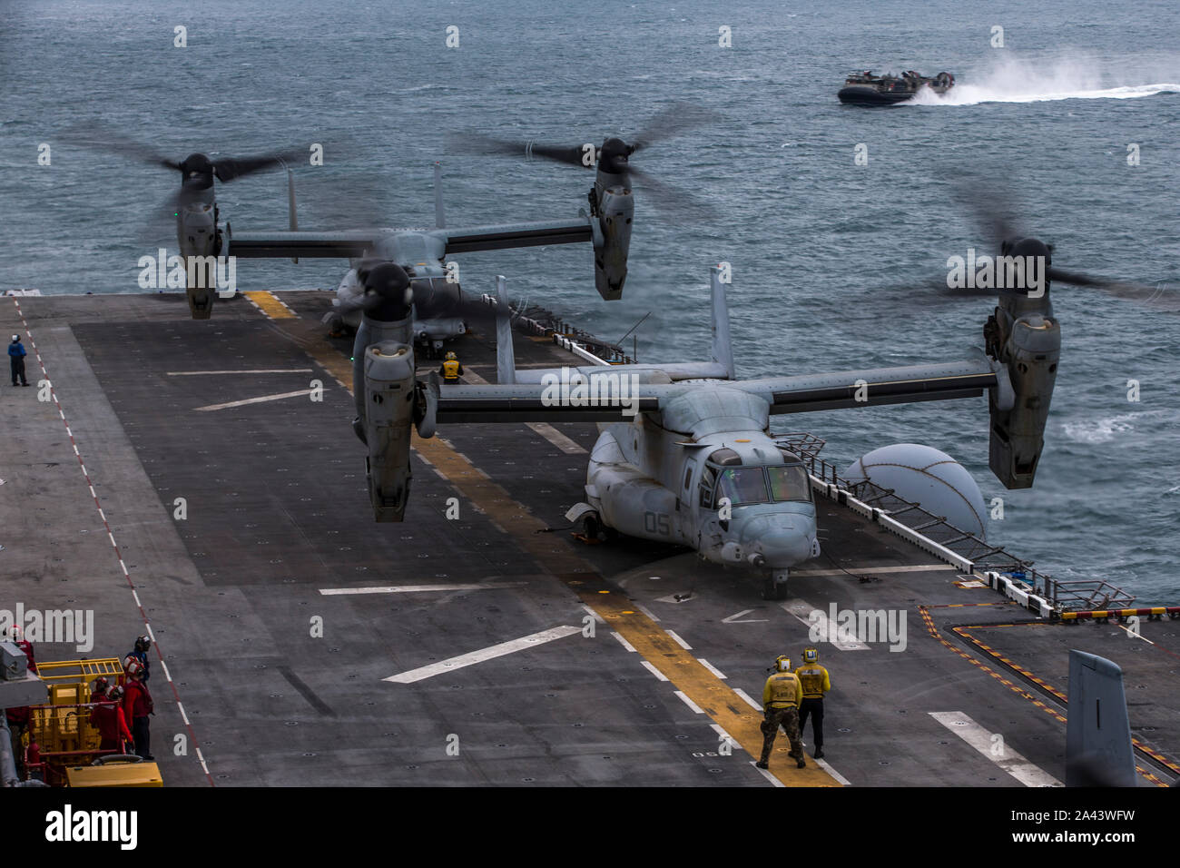 Us Marine Corps MV-22 Fischadler mit Marine Medium Tiltrotor Squadron (VMM) 365 (verstärkt), 26 Marine Expeditionary Unit (MEU), führen deck Landung Qualifikationen amphibisches Schiff an Bord der USS Bataan (LHD5) in den Atlantik Okt. 10, 2019. Bataan ist unterwegs die Durchführung einer Composite Trainingsgerät Übung (COMPTUEX) mit dem Bataan Amphibious Ready Gruppe und 26 Marine Expeditionary Unit. (U.S. Marine Corps Foto von Cpl. Tanner Seims) Stockfoto