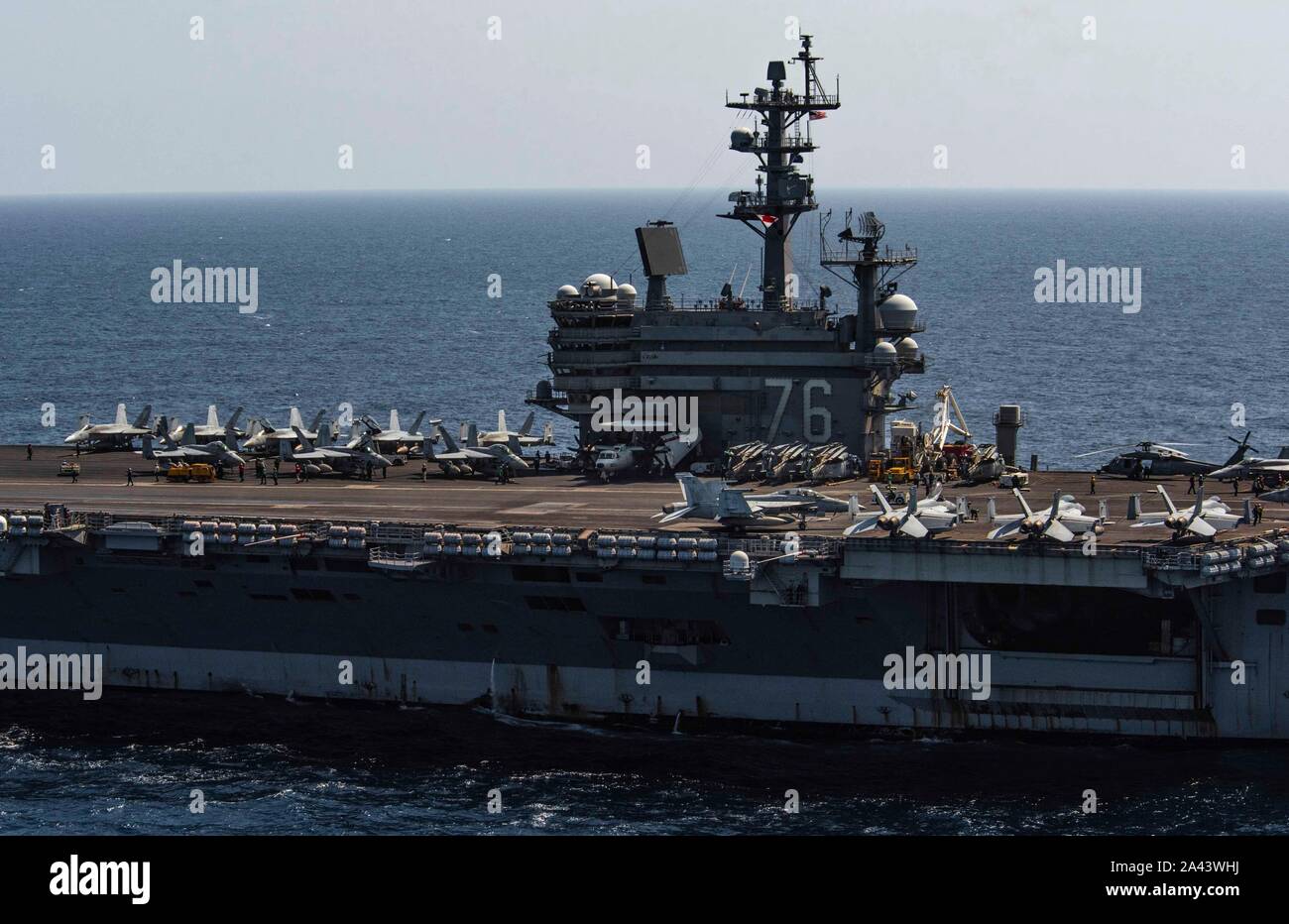 191010-N-PJ 626-0035 SOUTH CHINA SEA (10. Oktober 2019) Die Marine vorwärts - bereitgestellt Flugzeugträger USS Ronald Reagan (CVN 76) Segeln während der Fahrt. Ronald Reagan, das Flaggschiff der Carrier Strike Group 5, bietet eine Bekämpfung bereit, Kraft, schützt und verteidigt die kollektive maritime Interessen seiner Verbündeten und Partnern in der indopazifischen Region. (U.S. Marine Foto von Mass Communication Specialist 2. Klasse Kaila V. Peters) Stockfoto