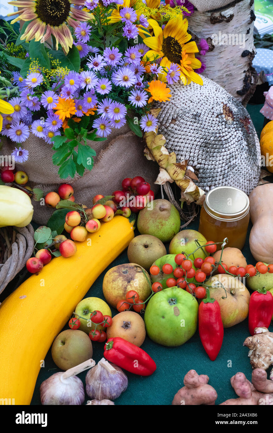 Gemüse-, Obst- und Blumendarstellung. VEREINIGTES KÖNIGREICH Stockfoto