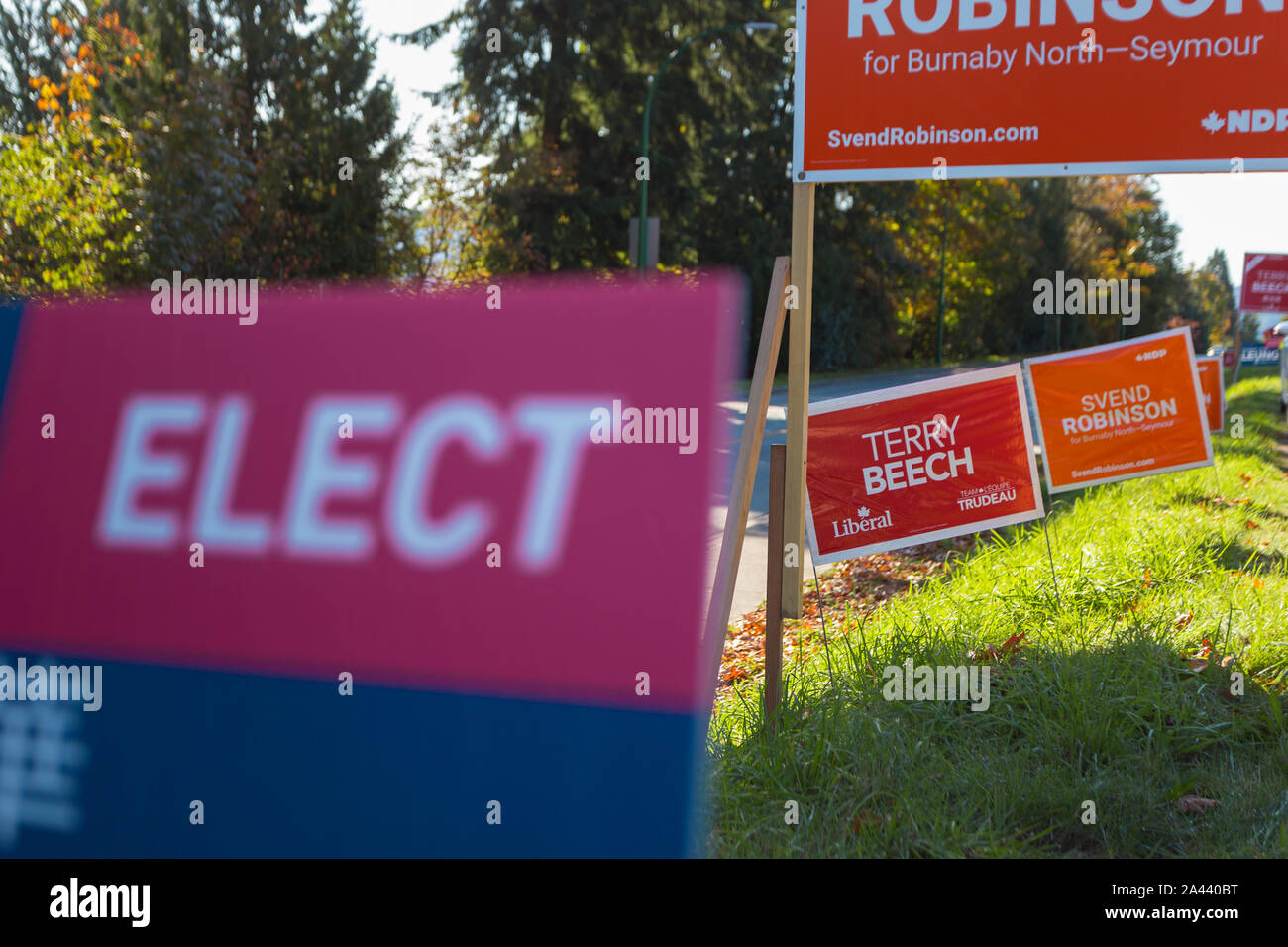 NORTH VANCOUVER, BC, KANADA - 10. Okt 2019: MP-Kandidat Zeichen neben der Straße Rallye für die Wählerunterstützung für ihre Partei in der kommenden kanadischen Stockfoto