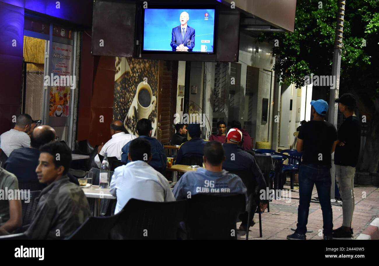 Tunesische Leute beobachten, die die zweite Runde Debatte zwischen den Präsidentschaftskandidaten Kais Saied 61, einem unabhängigen konservativen akademischen und Business tycoon Nabil Karoui in Tunis. Stockfoto