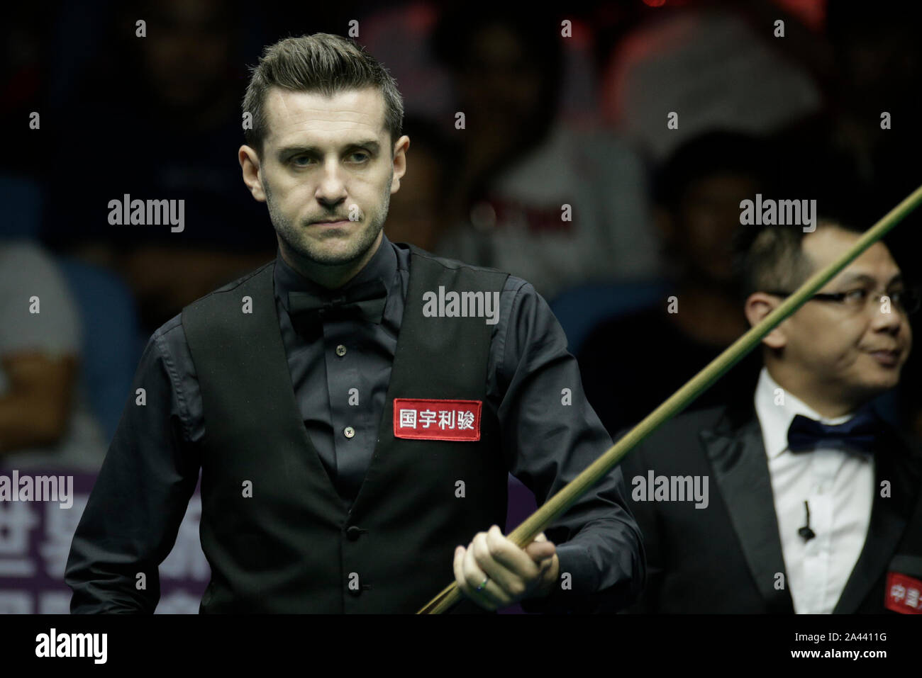 Mark Selby von England hält einen Schuß zu Gary Wilson aus England in ihrem Viertelfinalegleichen während der 2019 World Snooker Internationale Meisterschaft Stockfoto