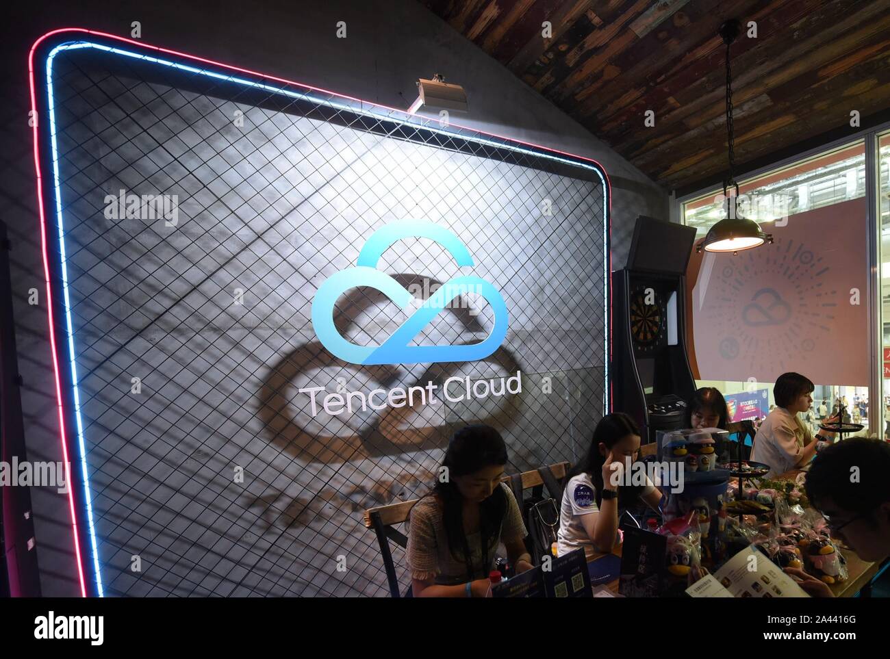 Menschen besuchen ein Cafe, das von Tencent Cloud während des 17 China Digital Entertainment Expo, auch als ChinaJoy 2019 in Shanghai, China, 2 Aug bekannt gestartet Stockfoto