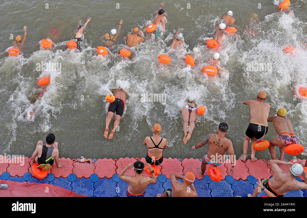 Über 2000 Schwimmer schwimmen über den Qiantang Rive der 70. Jahrestag der Gründung der Volksrepublik China Repblic zu markieren und zu begrüßen die 2022 Stockfoto