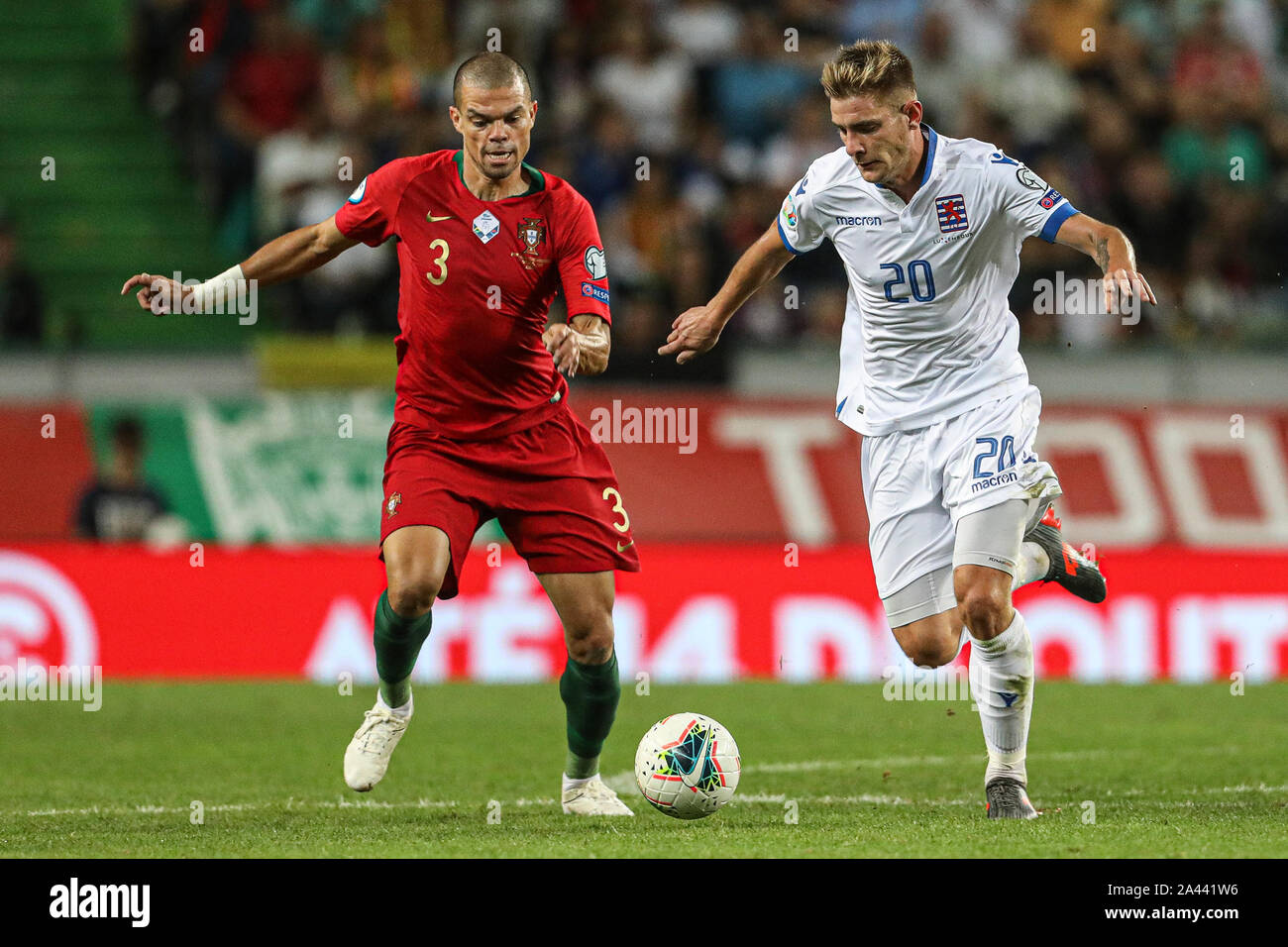 Pepe von Portugal (L) und Dave Turpel von Luxemburg (R) in Aktion während  der Qualifikation für die Fußball-Europameisterschaft 2020 Match zwischen  Portugal vs Luxemburg. (Endstand 3:0; Portugal Luxemburg) gesehen  Stockfotografie - Alamy