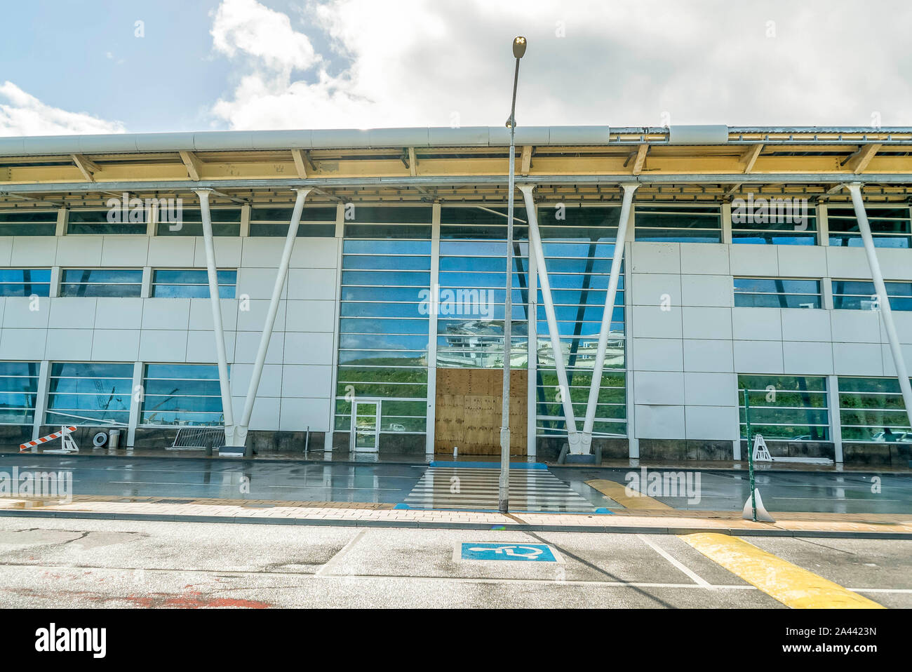 Simpson Bay, St. Maarten-November, 2017: Schöne sonnige Aussicht auf freie Flughafen auf der Insel vorbereiten für den Wiederaufbau nach dem Irma Hurrikan Schäden Stockfoto