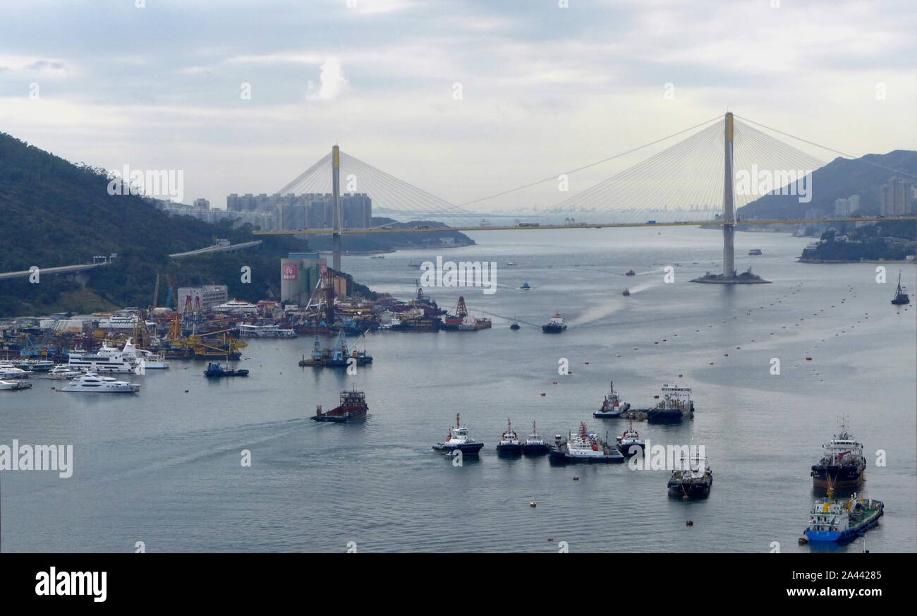 ------ Boote segeln entlang der Victoria Harbour in Hong Kong, China, 21. Februar 2019. Die Dynamik der Wirtschaft Hongkongs Wachstum hat Schwächen. Stockfoto