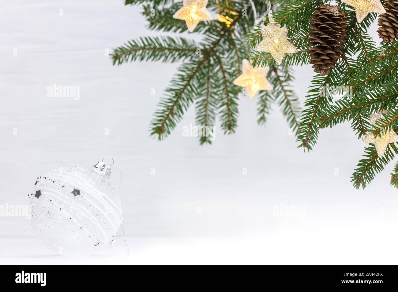 Weihnachten festliche Hintergrund. Grüne Tanne Baum mit Stern Girlande Lichter und dekoratives Glas Kugel Stockfoto