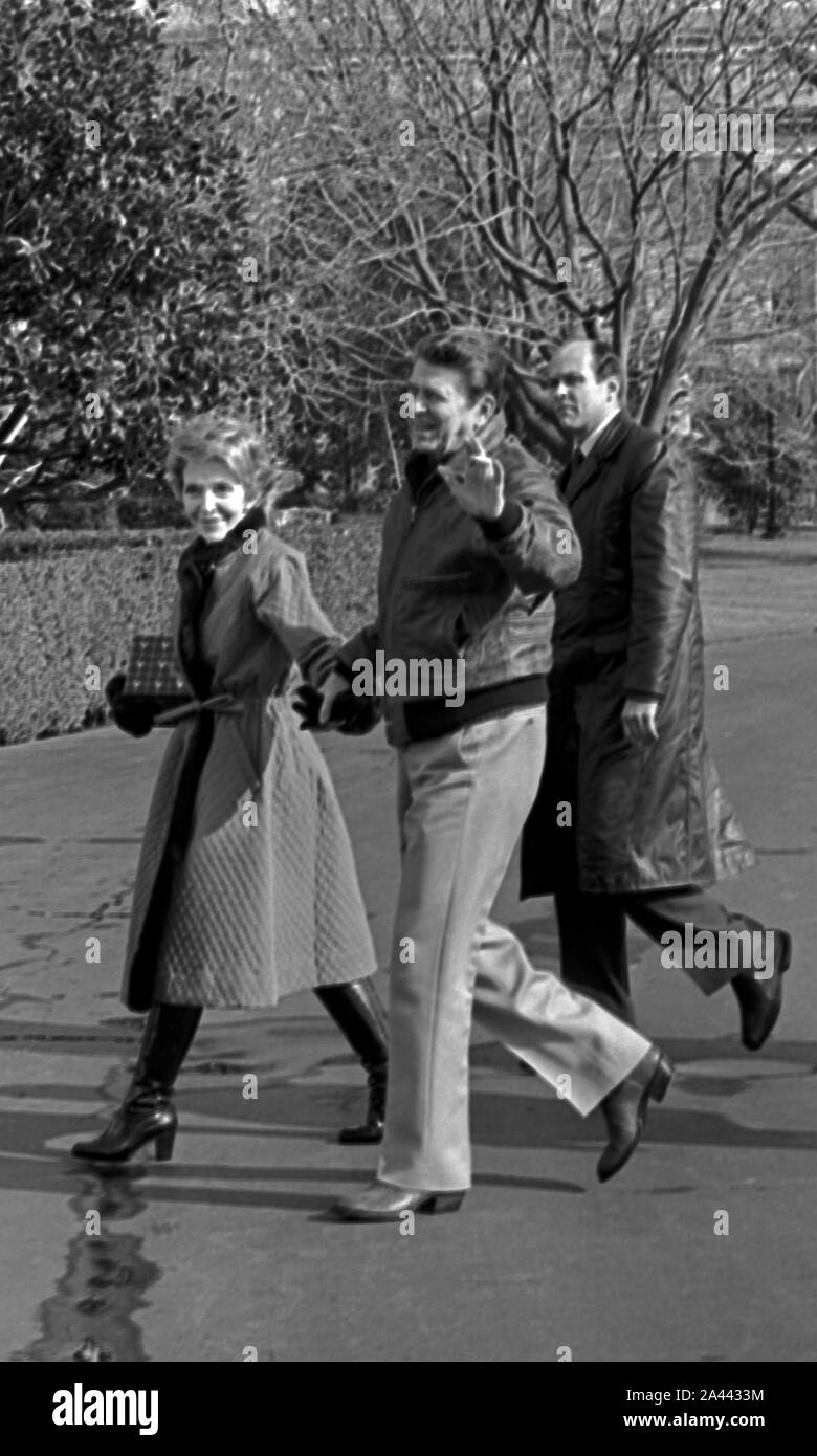 Washington DC. USA, Februar 5, 1984 Präsident Ronald Reagan und First Lady Nancy Reagan retuning an das Weiße Haus nach dem Wochenende in Camp David zu Fuß von Marine One im Süden Portico Tür Credit: Mark Reinstein/MediaPunch Stockfoto