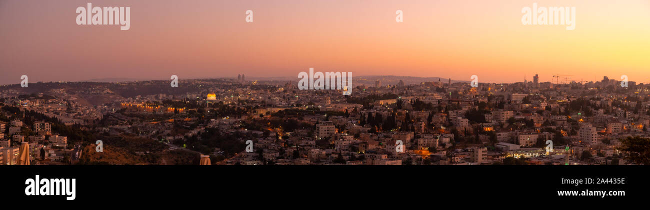 Blick auf den Sonnenuntergang über der Stadt Jerusalem von Mount Olive Stockfoto