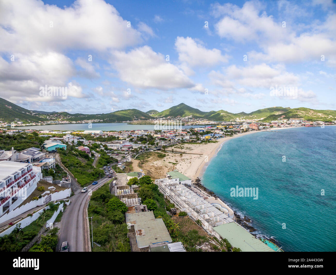 Hohe Luftaufnahme von Schäden nach Hurrikan Irma auf St. Maarten. Stockfoto
