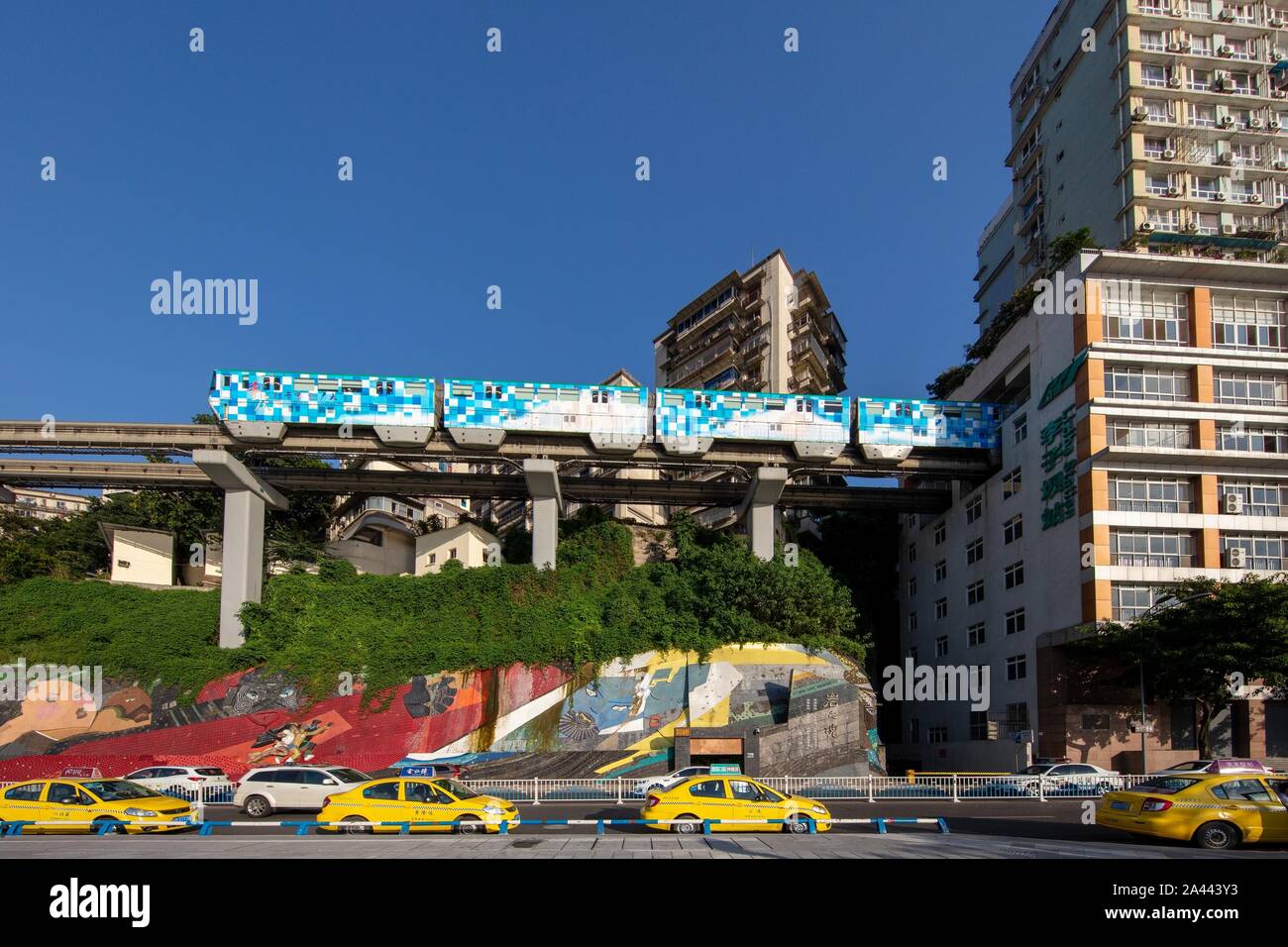 Ein monorail Zug fährt in ein Gebäude an der Liziba Station Chongqing der Light Rail Linie 2 in Chongqing, China, 10. August 2019. Sechs Städte Zeugnis Stockfoto