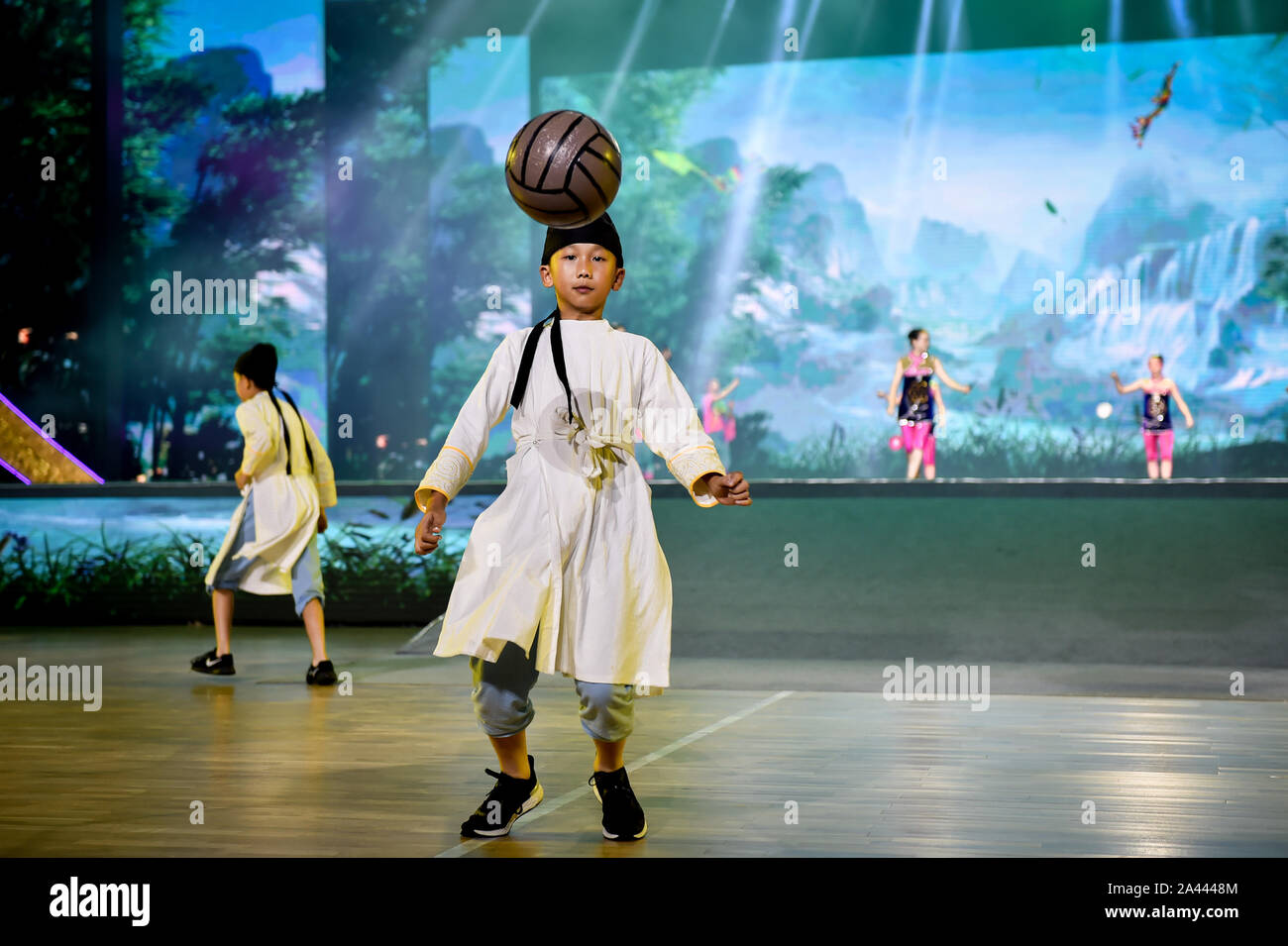 Interpreten der Traditionellen Chinesischen Übung während der Eröffnungszeremonie der Zweiten provinziellen Fitness Spiele in Deyang Stadt zeigen, im Südwesten Chinas Stockfoto