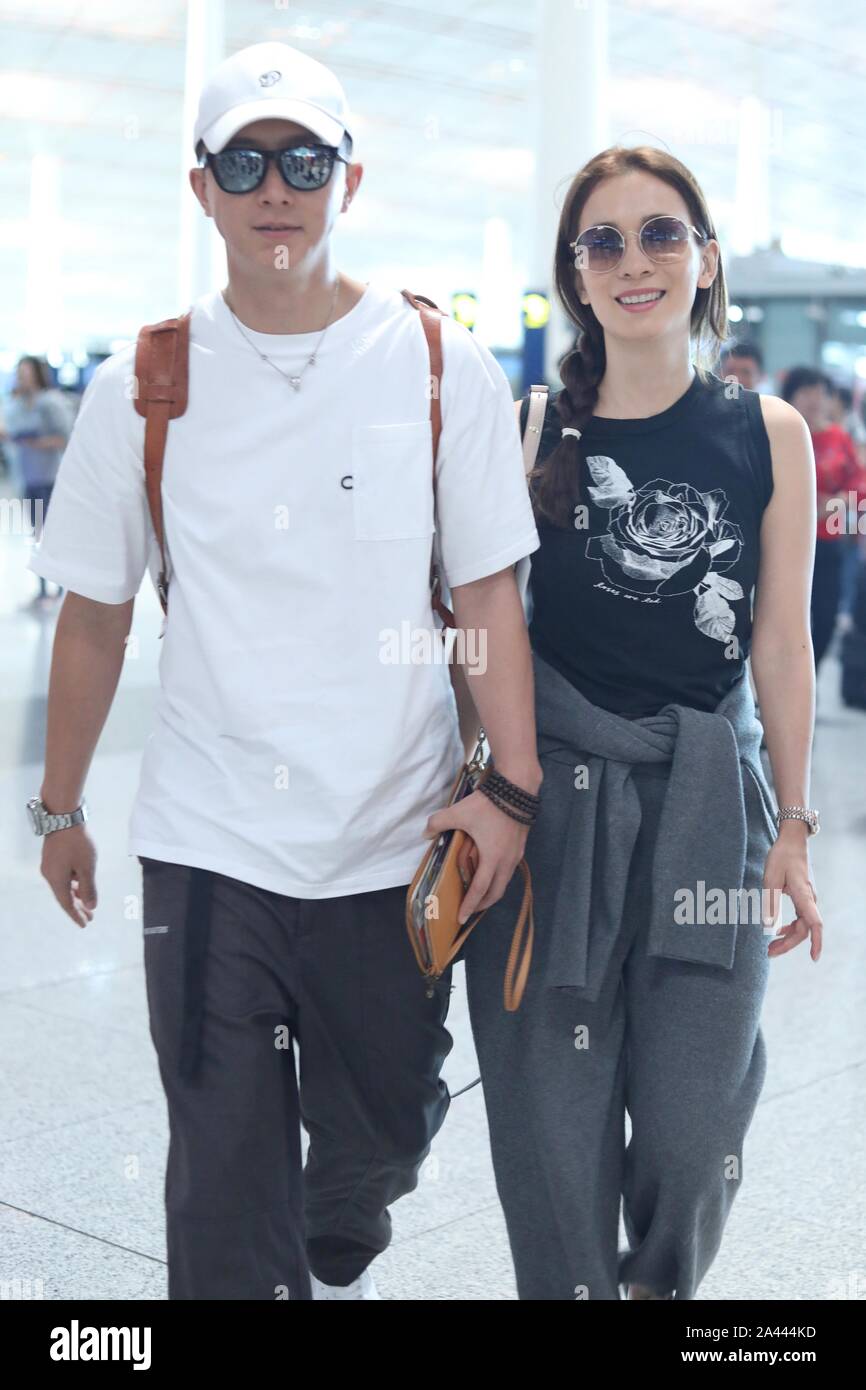 Chinesische Schauspieler Han Geng, Links und seine amerikanische Schauspielerin freundin Celina Jade Ankunft am Internationalen Flughafen Beijing Capital vor Abreise in Stockfoto