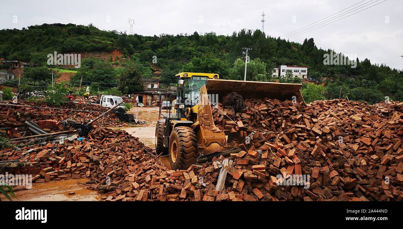 Chinesische Retter aufräumen Schlamm und Steinen nach schweren Regenfällen und Überschwemmungen in den Bezirksfreien Stadt, zentrale Hubei Provinz Chinas, den 6. August 2019. Sechs Personen Stockfoto