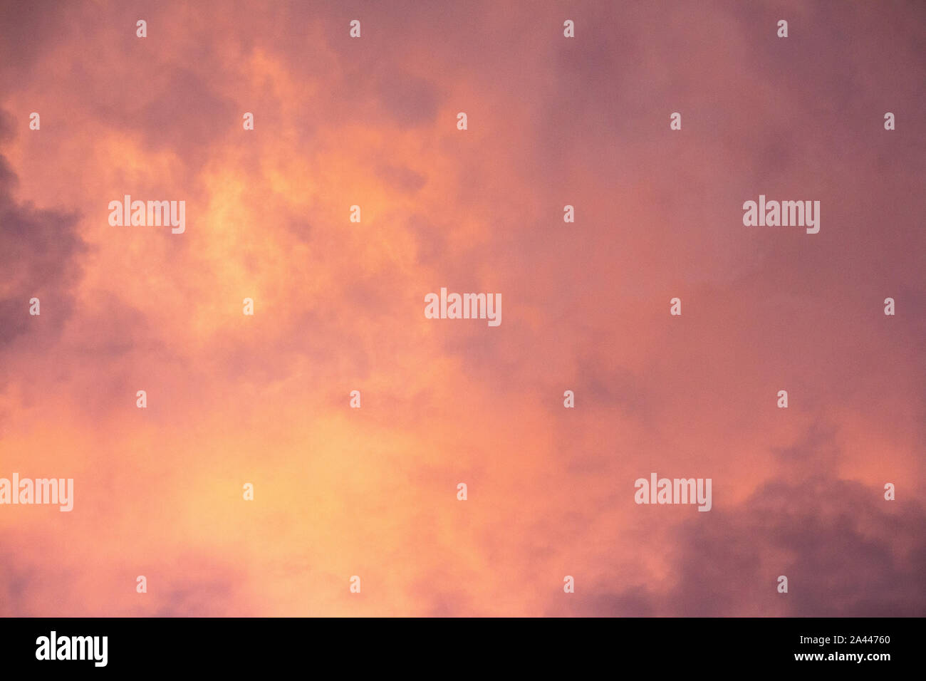 Pink, Violett, Orange goldenen Glanz der Wolken bei Sonnenuntergang gegen den blauen Himmel ideal als Natur Hintergrund Stockfoto