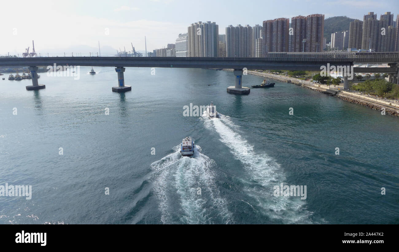 ------ Boote segeln entlang der Victoria Harbour in Hong Kong, China, 21. Februar 2019. Die Dynamik der Wirtschaft Hongkongs Wachstum hat Schwächen. Stockfoto