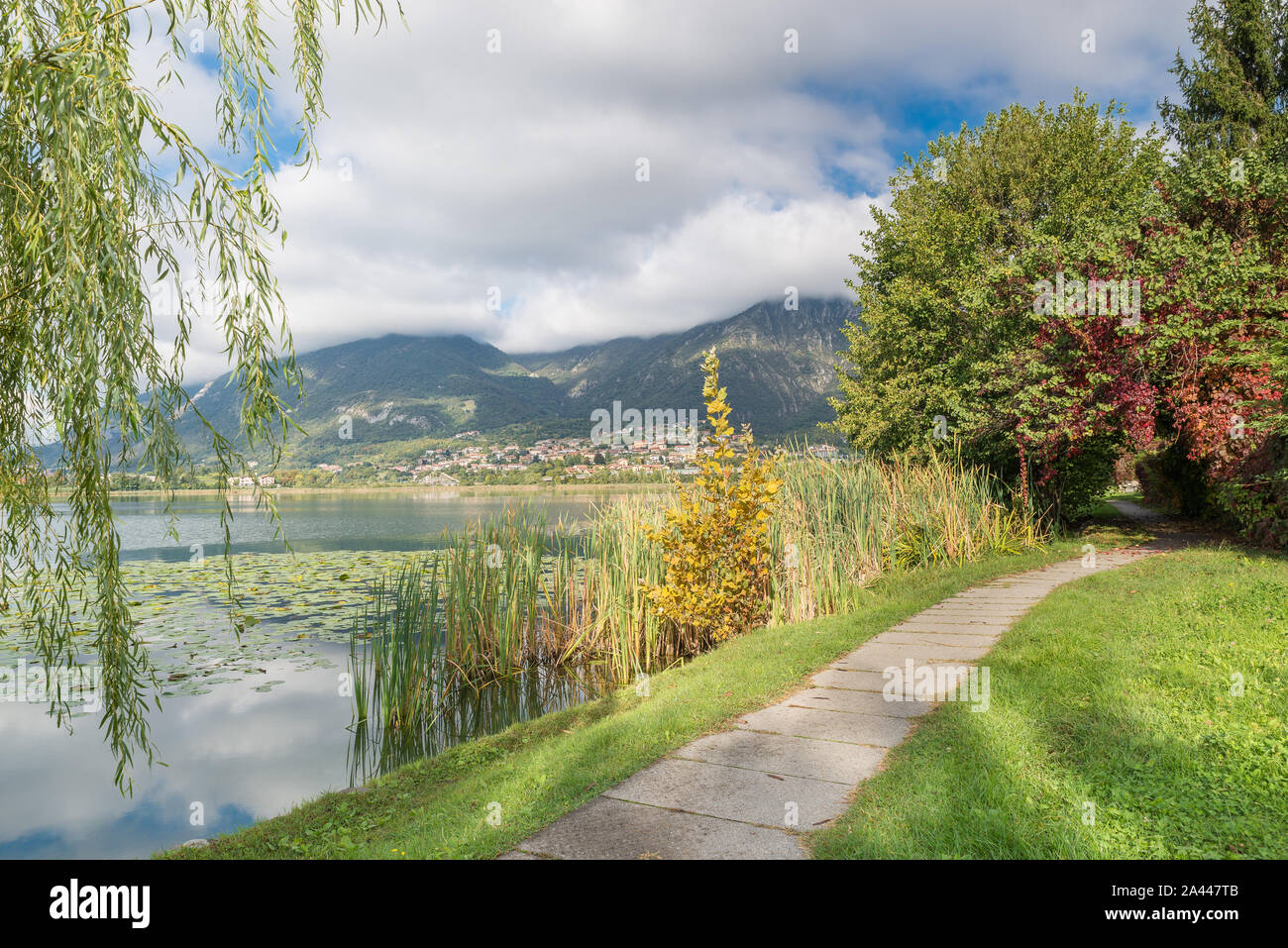 Schönsten See Italiens. See Annone oder See Oggiono Fuß- und Radweg in der Nähe der kleinen Stadt Sala Al Barro Stockfoto