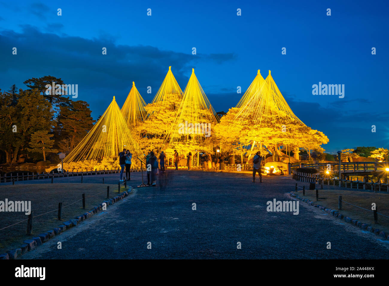 Kanazawa, Japan - 14. Februar 2019: Winter bis Licht in Kenrokuen Garten in der Nacht in Kanazawa, Japan. Stockfoto