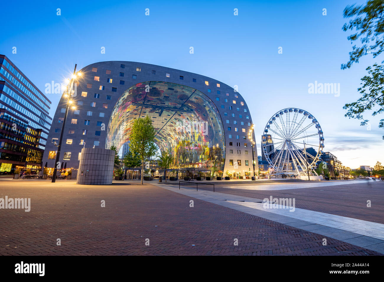 Rotterdam, Niederlande - 13. Mai 2019: Blick auf Markthal in der Nacht in Rotterdam, Niederlande. Stockfoto