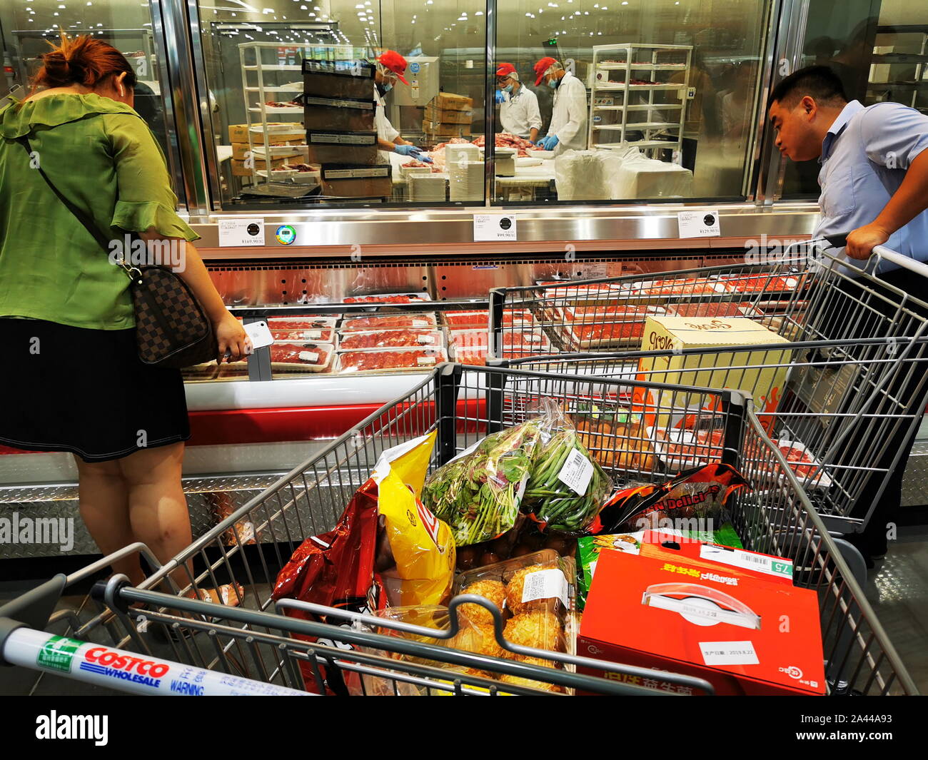 Chinesische Käufer kaufen Schweinefleisch im Costco Store in Shanghai, China, 28. August 2019. Us-Großhandel Kette Costco sagte, daß es die Anzahl begrenzt werden Stockfoto