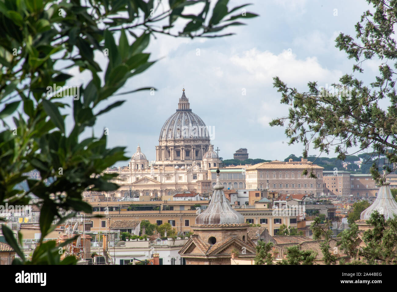 St. Peters in Rom gesehen über die Stadt vom Park der Villa Borghese Stockfoto