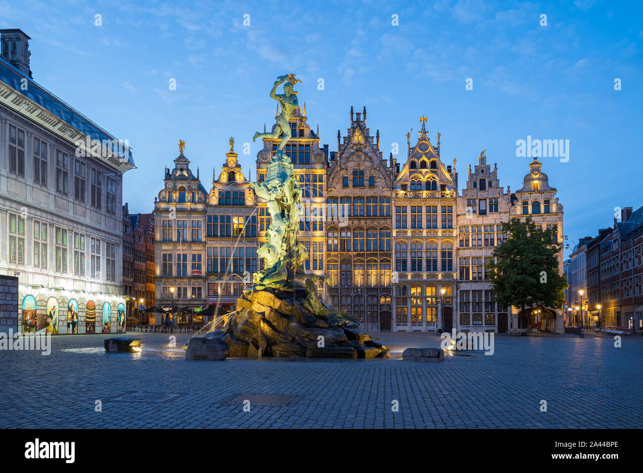 Grote Markt in Antwerpen in Belgien in der Nacht. Stockfoto