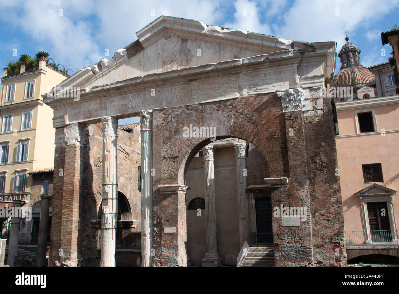 Römische Dach und Säulen im Zentrum von Rom Stockfoto