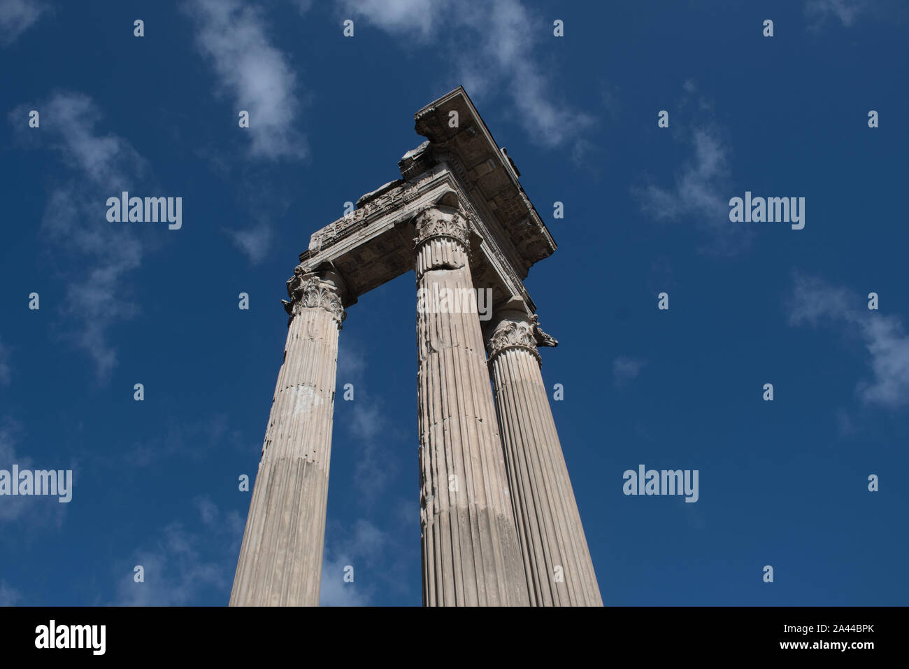 Auf der Suche nach oben am Römischen Säulen Stockfoto