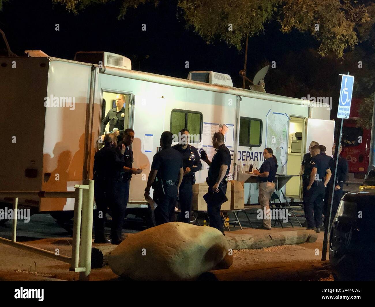 Slymar, Kalifornien, USA. 11 Okt, 2019. Los Angeles County Polizei halten Treffen und eine Mahlzeit an ihrem Anhänger Anteil am Feuer Command Center Credit: Amy Katz/ZUMA Draht/Alamy leben Nachrichten Stockfoto