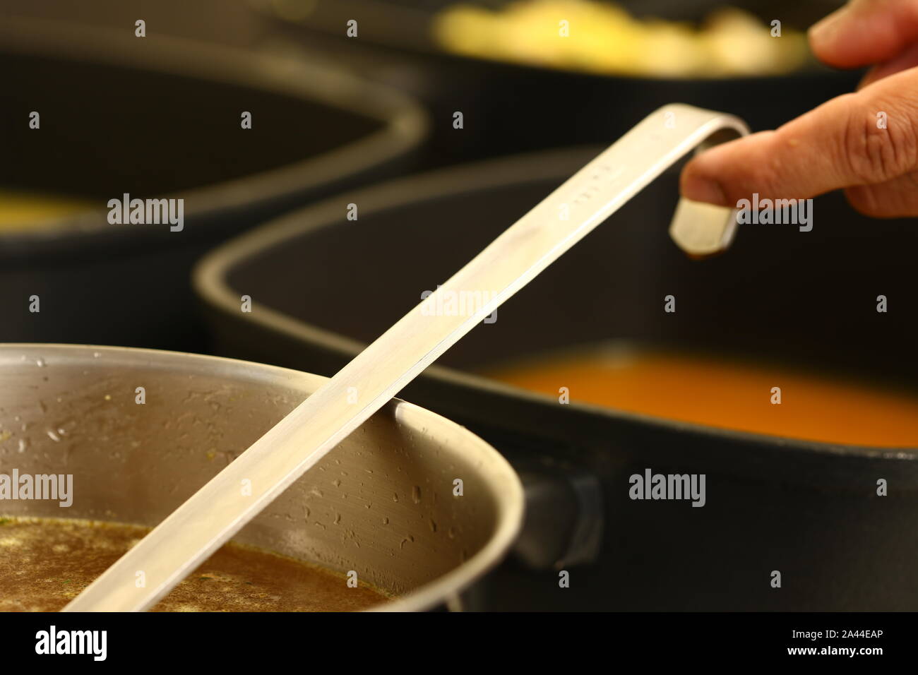 Koch in der Küche die Zubereitung von Speisen für Kunden mit Händen und Dienstprogramme Stockfoto